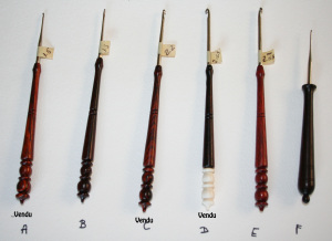 Crochets fins entre 1,5 mm et 2,5 mm avec manches en bois ciselés